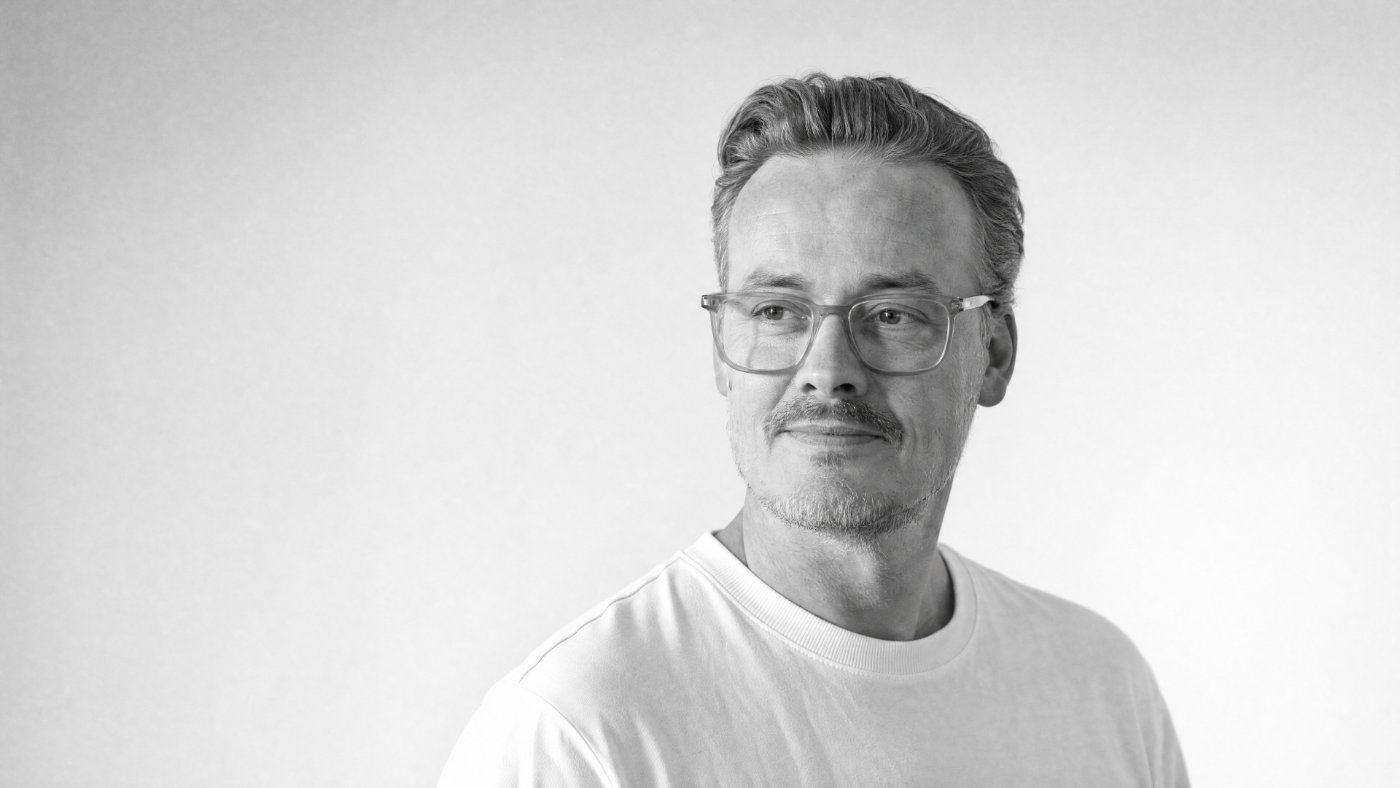 Zwart-witportret van Gideon Nagtegaal, met een geel accent